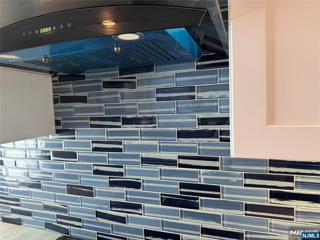 Paramus, New Jersey 07652, United States, 3 Bedrooms Bedrooms, ,3 BathroomsBathrooms,Residential,Pending,212712