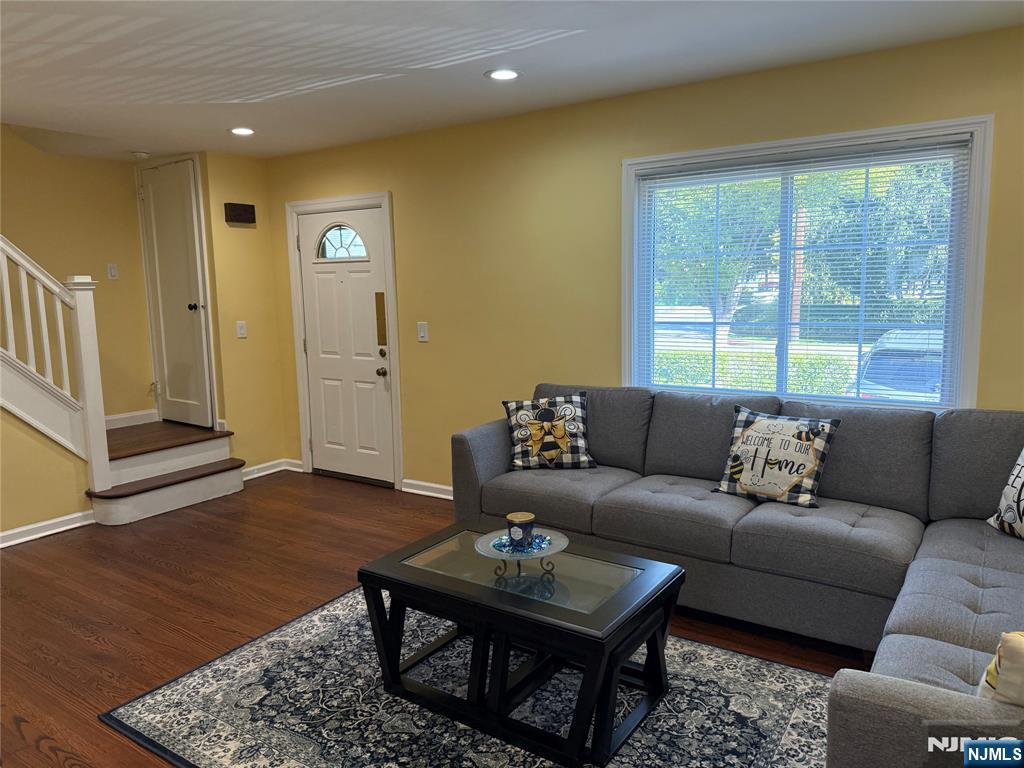 Paramus, New Jersey 07652, United States, 3 Bedrooms Bedrooms, ,3 BathroomsBathrooms,Residential,Pending,212712