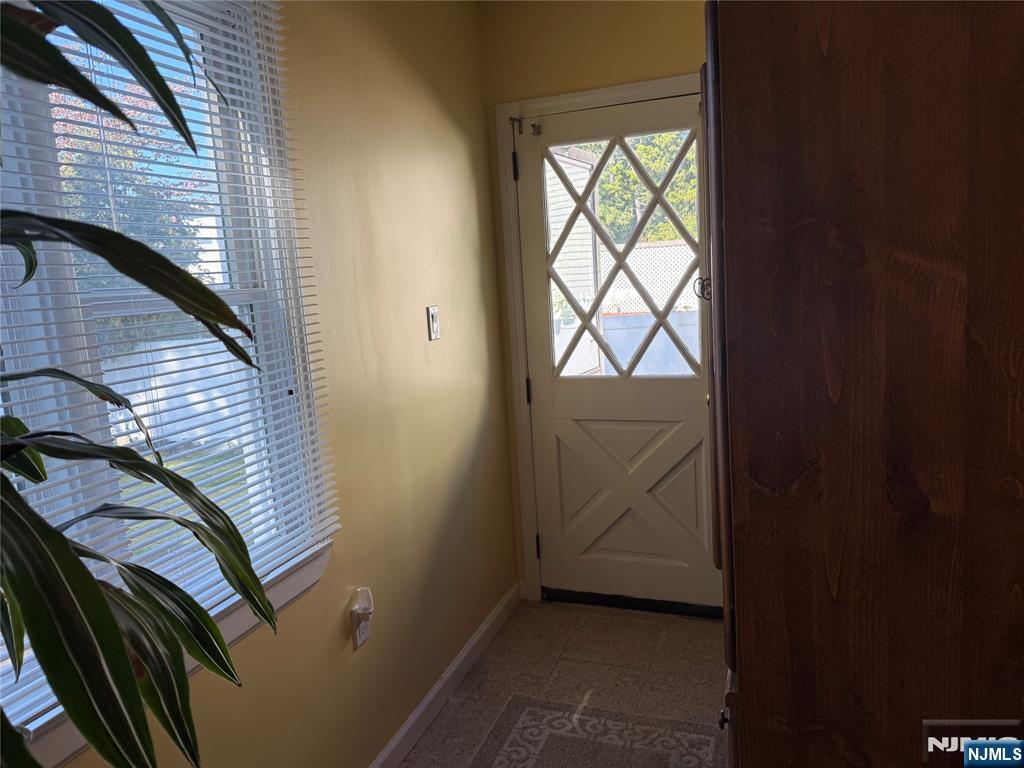 Paramus, New Jersey 07652, United States, 3 Bedrooms Bedrooms, ,3 BathroomsBathrooms,Residential,Pending,212712