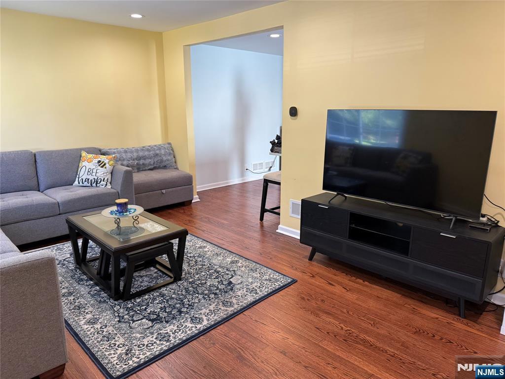 Paramus, New Jersey 07652, United States, 3 Bedrooms Bedrooms, ,3 BathroomsBathrooms,Residential,Pending,212712