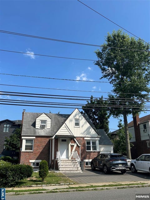 Photo of 1516 Center Avenue, Fort Lee, NJ 07024 (MLS # 26021921)