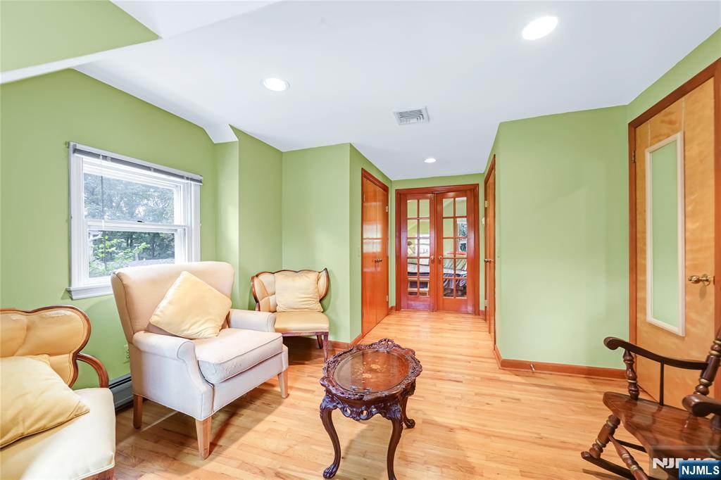 Wyckoff, New Jersey 07481, United States, 3 Bedrooms Bedrooms, ,2 BathroomsBathrooms,Residential,Active,202883