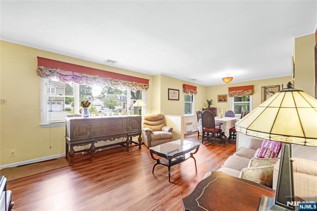 Wyckoff, New Jersey 07481, United States, 3 Bedrooms Bedrooms, ,2 BathroomsBathrooms,Residential,Active,202883