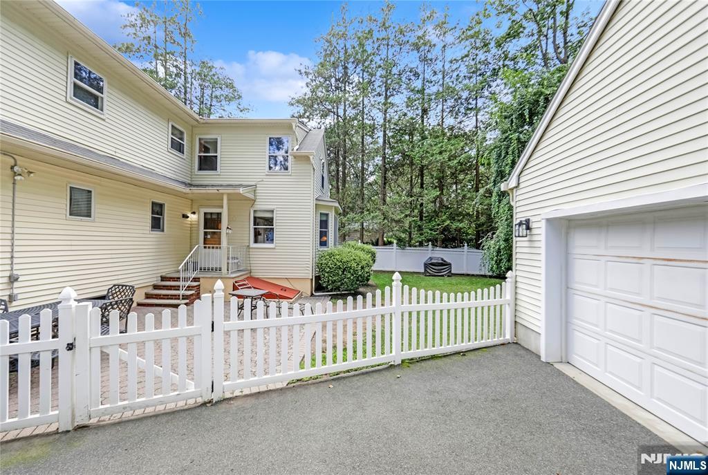 Wyckoff, New Jersey 07481, United States, 3 Bedrooms Bedrooms, ,2 BathroomsBathrooms,Residential,Active,202883