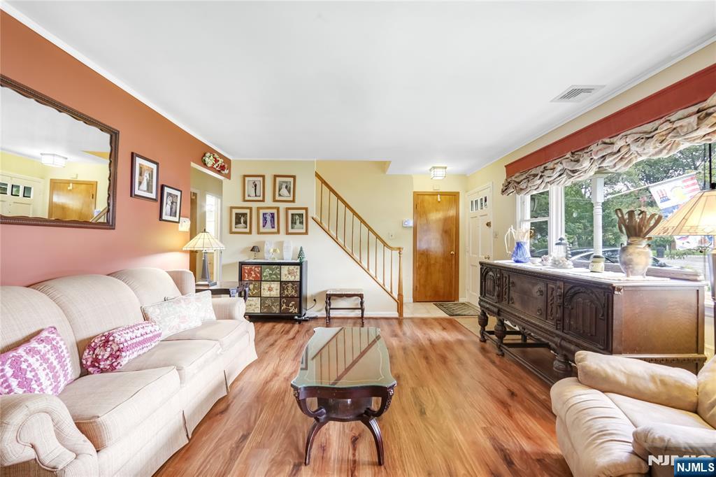 Wyckoff, New Jersey 07481, United States, 3 Bedrooms Bedrooms, ,2 BathroomsBathrooms,Residential,Active,202883