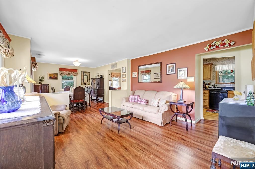 Wyckoff, New Jersey 07481, United States, 3 Bedrooms Bedrooms, ,2 BathroomsBathrooms,Residential,Active,202883