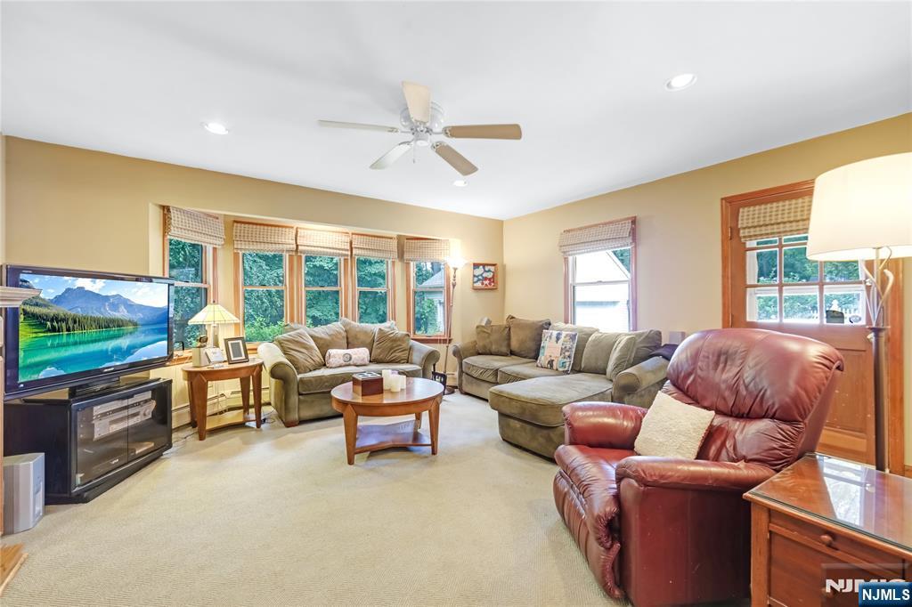 Wyckoff, New Jersey 07481, United States, 3 Bedrooms Bedrooms, ,2 BathroomsBathrooms,Residential,Active,202883