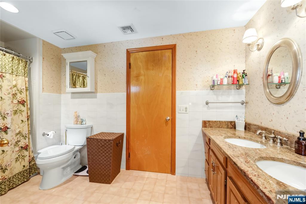 Wyckoff, New Jersey 07481, United States, 3 Bedrooms Bedrooms, ,2 BathroomsBathrooms,Residential,Active,202883