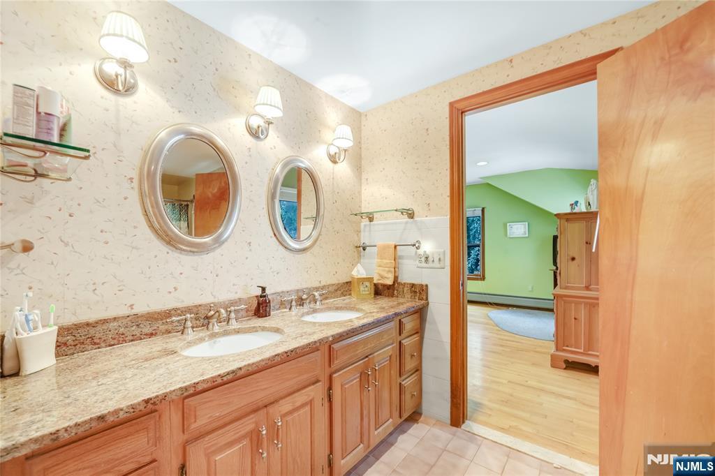 Wyckoff, New Jersey 07481, United States, 3 Bedrooms Bedrooms, ,2 BathroomsBathrooms,Residential,Active,202883