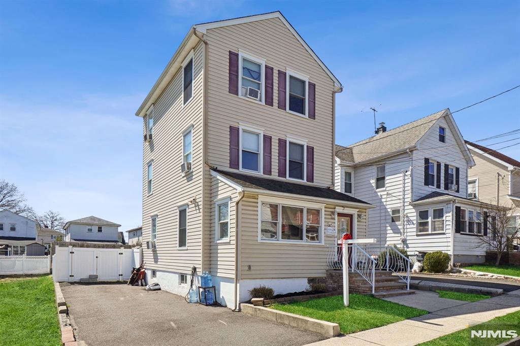 21 Fritz Street, Bloomfield, New Jersey - 4 Bedrooms  
2 Bathrooms  
8 Rooms - 