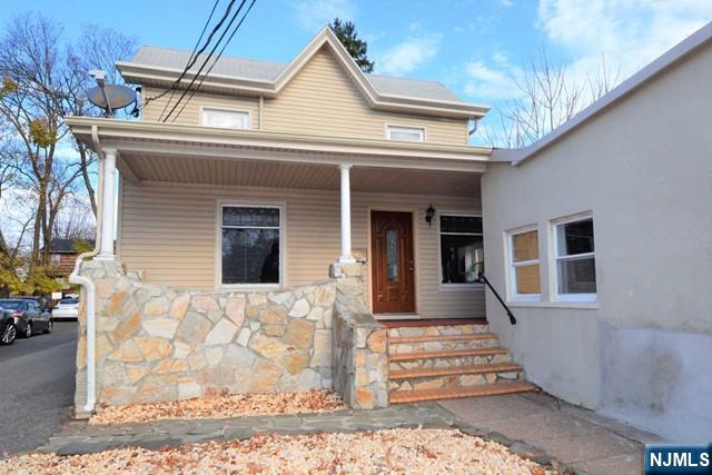 137 E Main St, Ramsey, New Jersey - 3 Bedrooms  
2 Bathrooms  
8 Rooms - 