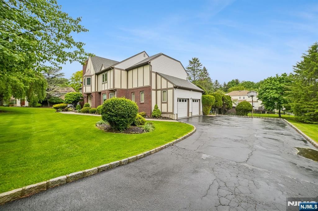 Photo of 38 Howell Drive, Verona, NJ 07044 (MLS # 26018812)