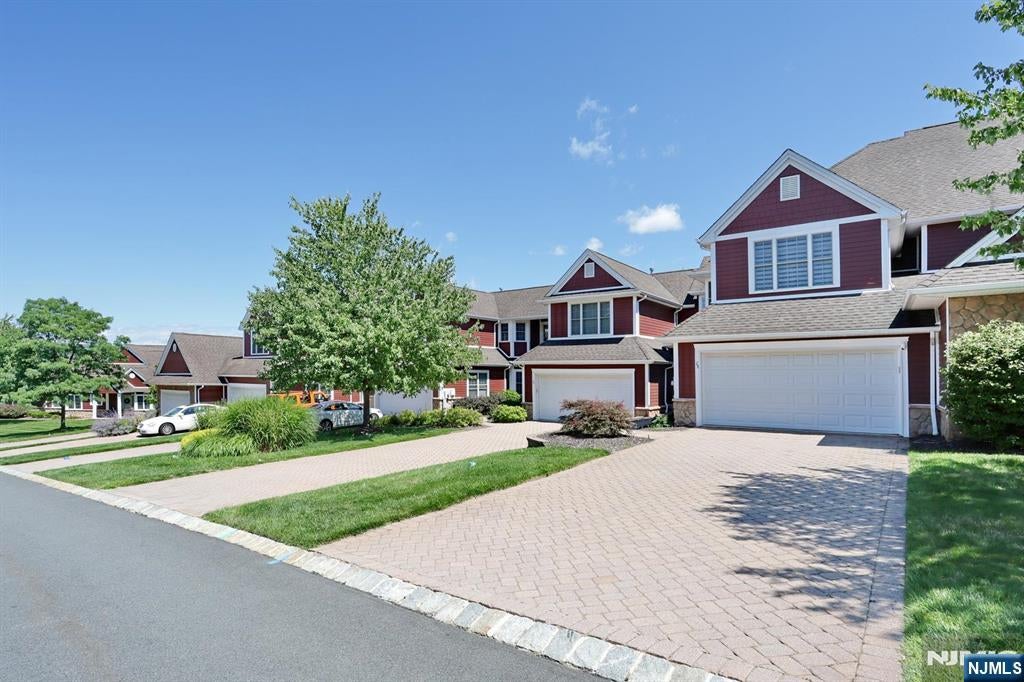 28 Turnberry Lane