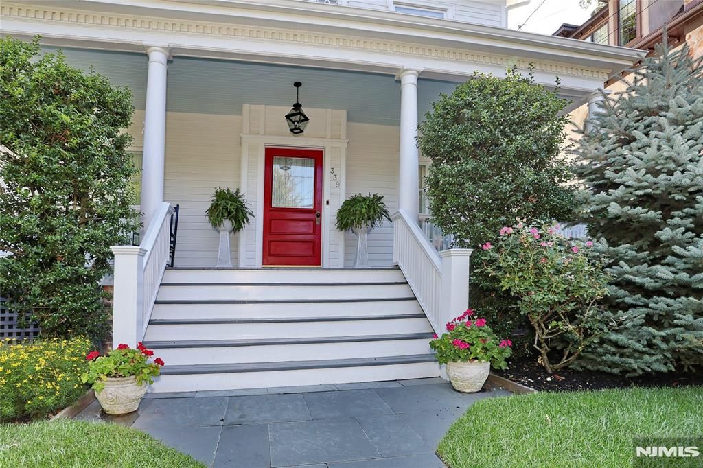 Photo of 339 Highwood Avenue, Leonia, NJ 07605 (MLS # 26025679)