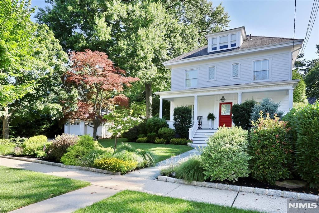 Photo of 339 Highwood Avenue, Leonia, NJ 07605 (MLS # 26025679)