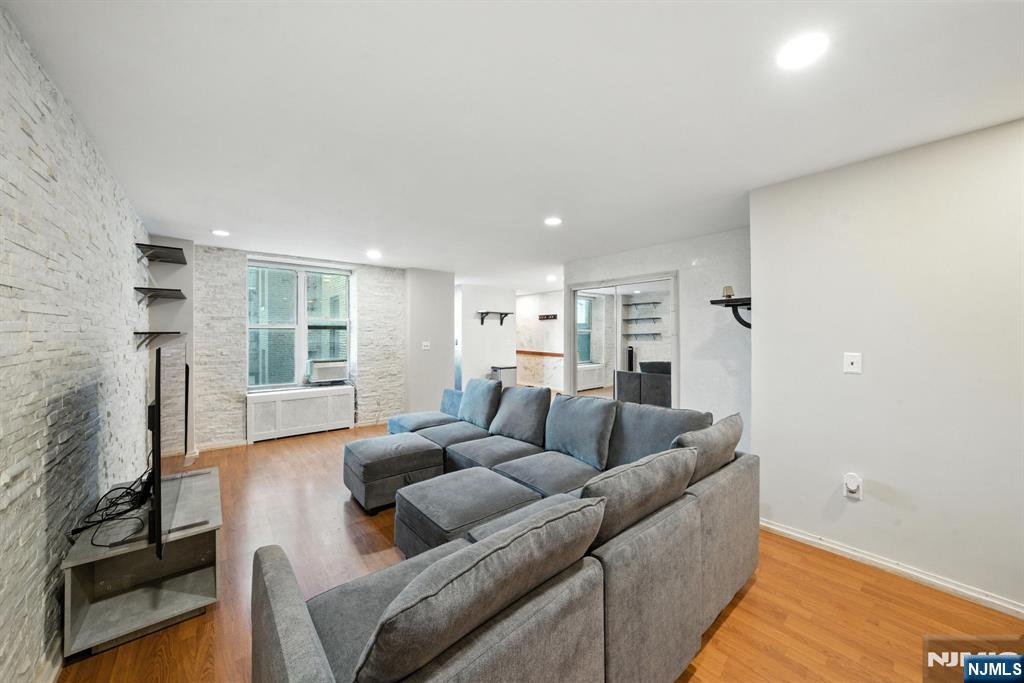 50 Glenwood Avenue 702