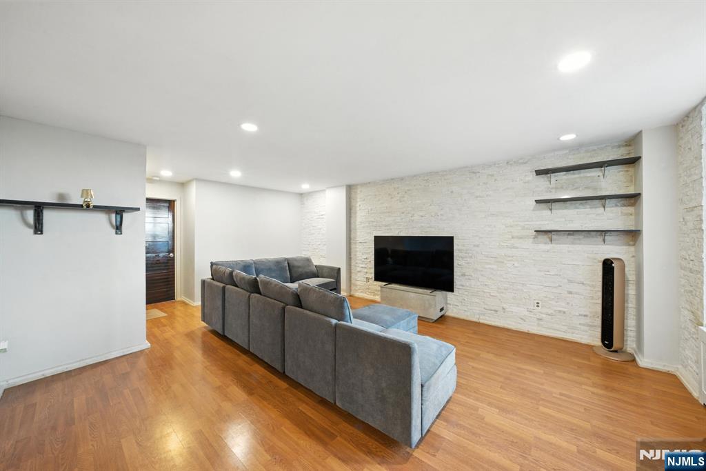 50 Glenwood Avenue 702