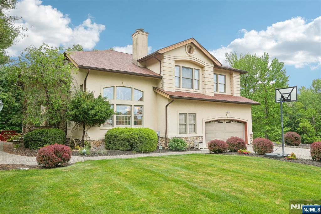 45 Dykers Farm Road, North Haledon, New Jersey - 5 Bedrooms  
4 Bathrooms  
11 Rooms - 
