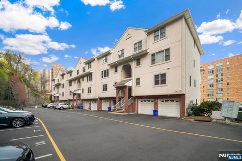 Photo of 9 Legend Hills Dr, Edgewater, NJ 07020 (MLS # 25040266)