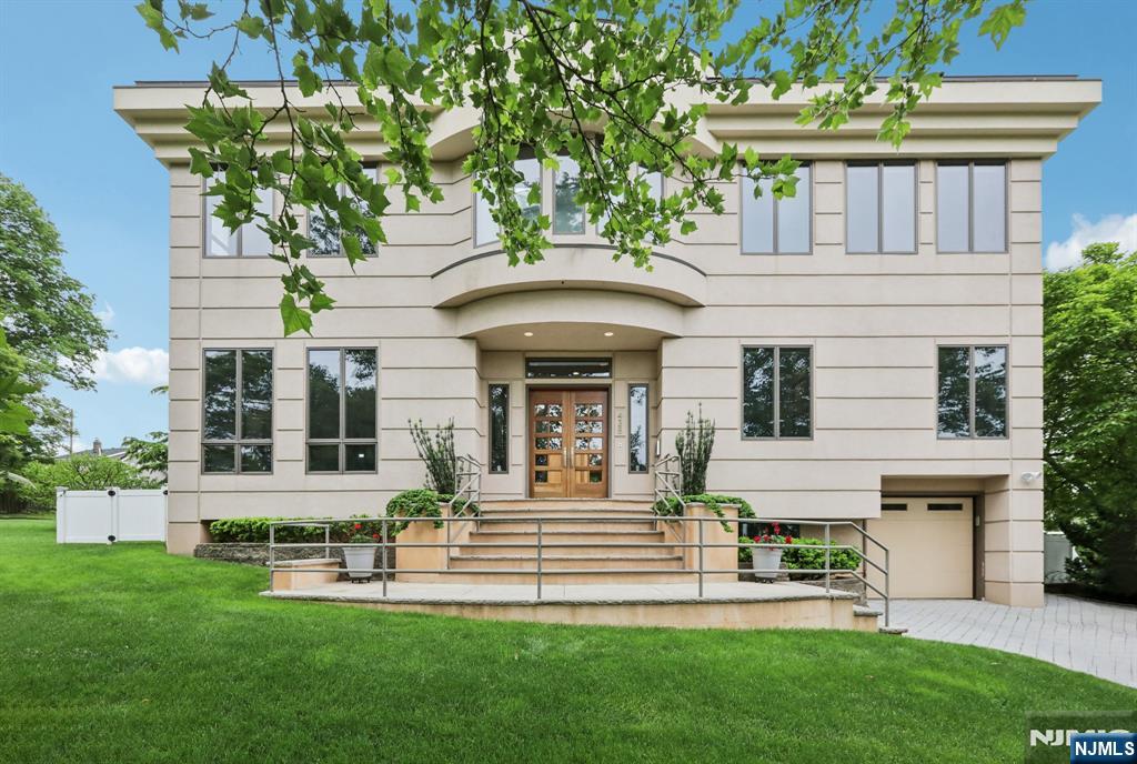 435 Cypress Court, New Milford, New Jersey - 4 Bedrooms  
4 Bathrooms  
14 Rooms - 
