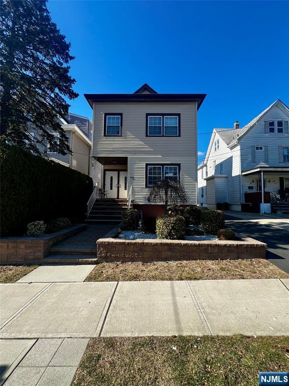 89 Humboldt St 1, East Rutherford, New Jersey - 2 Bedrooms  
1 Bathrooms  
5 Rooms - 