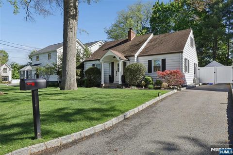 Photo of 4 Lois Ave, Demarest, NJ 07627 (MLS # 26016637)