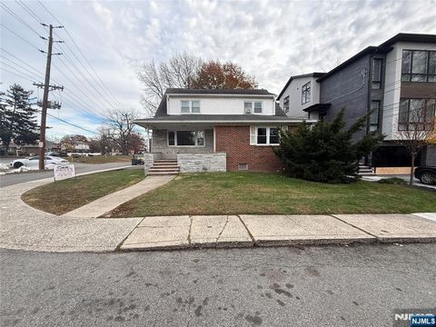 Photo of 822 KINGSLAND Ln #1st floor, Fort Lee, NJ 07024 (MLS # 25035887)