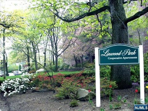 Photo of 501 Linwood Dr #5J, Fort Lee, NJ 07024 (MLS # 26006515)