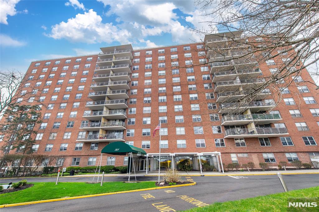 301 Beech Street 9B, Hackensack, New Jersey - 2 Bedrooms  
2 Bathrooms - 