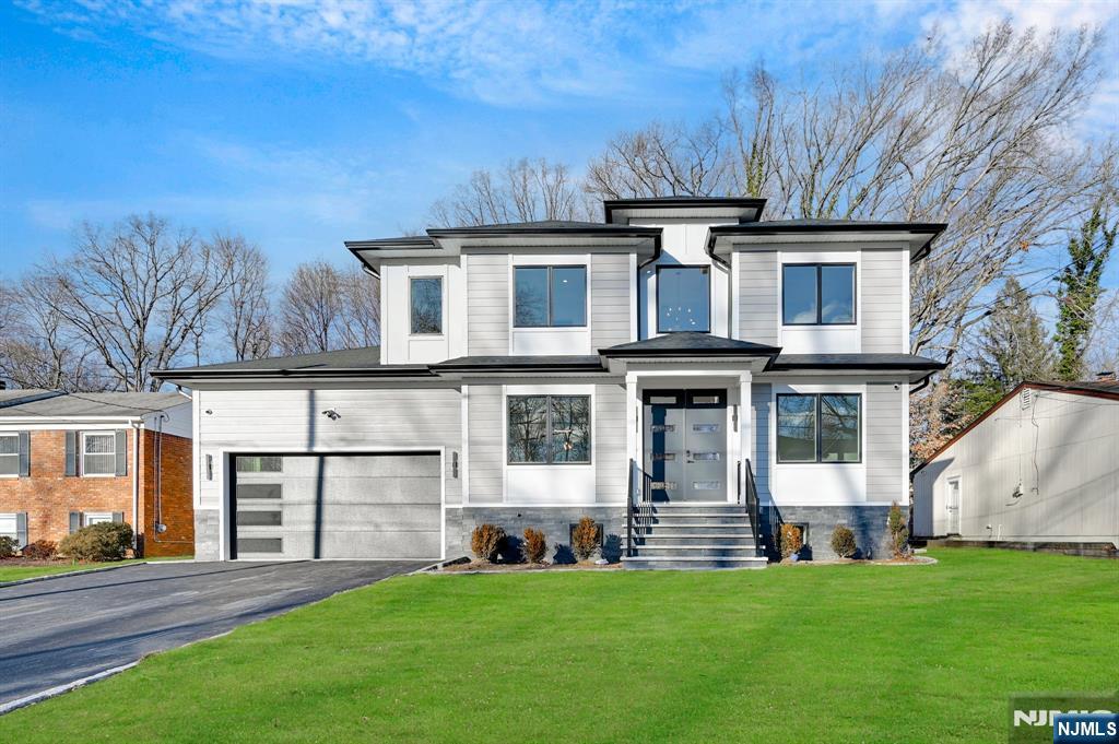 Property for Sale at 33 Ashwood Drive, Livingston, New Jersey - Bedrooms: 5 
Bathrooms: 6 
Rooms: 10  - $1,749,000