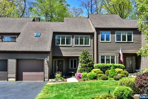 Photo of 30 Bayard Lane, Mahwah, NJ 07430 (MLS # 26015301)