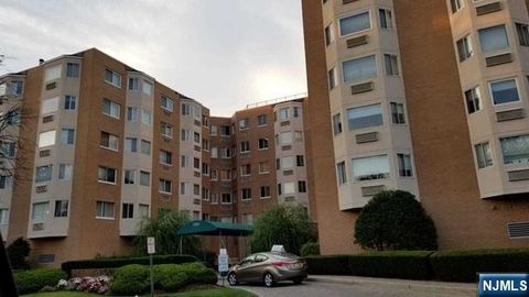 Photo of 290 Anderson St #6I, Hackensack, NJ 07601 (MLS # 25039932)