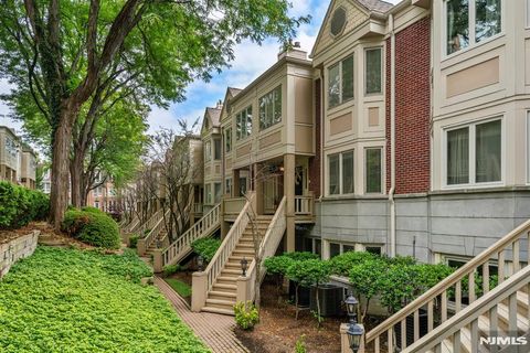 Photo of 5 Kings Court, Fort Lee, NJ 07024 (MLS # 25030727)