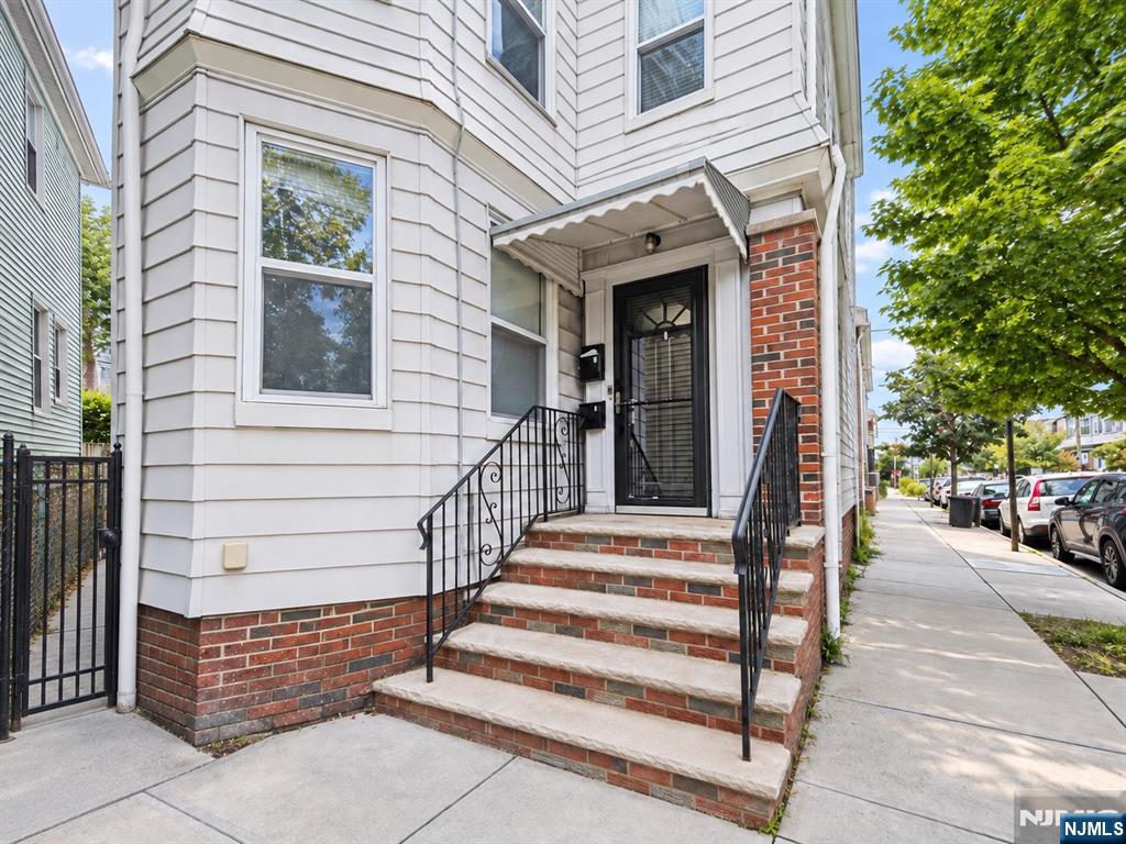 212 John Street