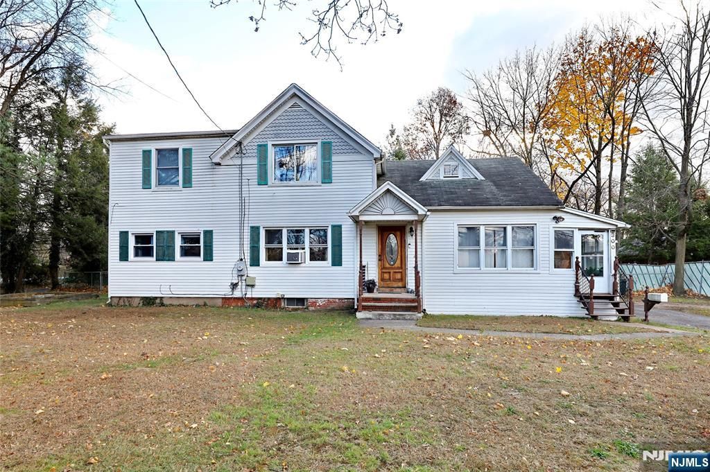 Photo of 300 Spring Valley Road, Paramus, NJ 07652 (MLS # 26005361)