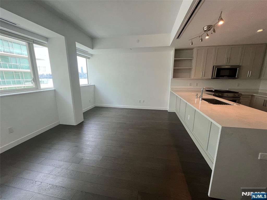 800 Ave At Port Imperial 416, Weehawken, New Jersey - 1 Bedrooms  
1 Bathrooms  
4 Rooms - 