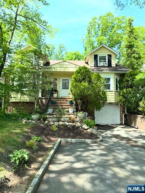 Property for Sale at 14 Crossbrook Road, Livingston, New Jersey - Bedrooms: 4 
Bathrooms: 4 
Rooms: 11  - $918,000