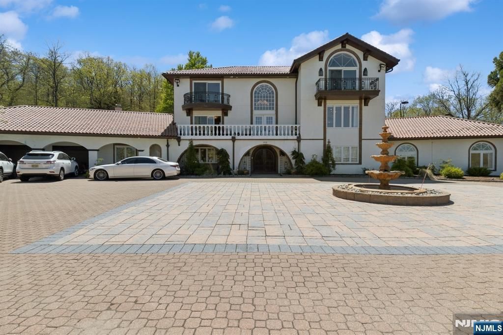 Photo of 912 Cherokee Lane, Franklin Lakes, NJ 07417 (MLS # 25022320)