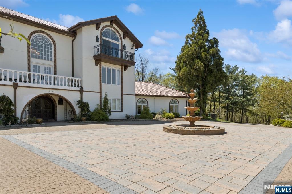 912 Cherokee Lane