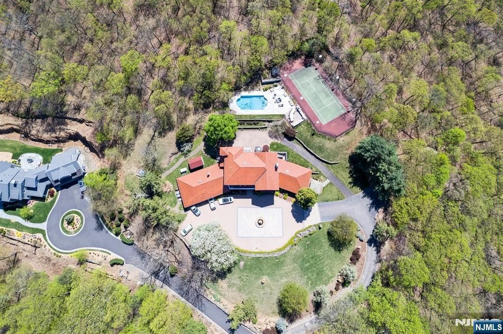 Photo of 912 Cherokee Lane, Franklin Lakes, NJ 07417 (MLS # 25022320)