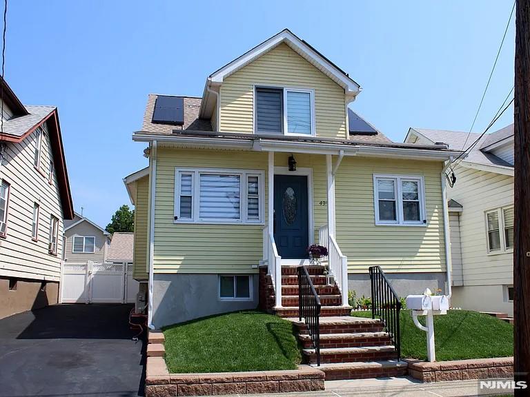 Rental Property at 499 Victor St 1, Saddle Brook, New Jersey - Bedrooms: 3 
Bathrooms: 1 
Rooms: 6  - $3,000 MO.
