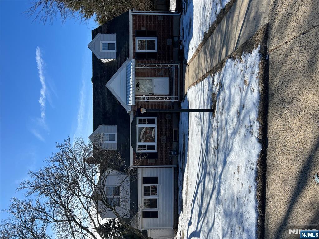 41 Locust Ave, Emerson, New Jersey - 1 Bedrooms  
1 Bathrooms  
4 Rooms - 