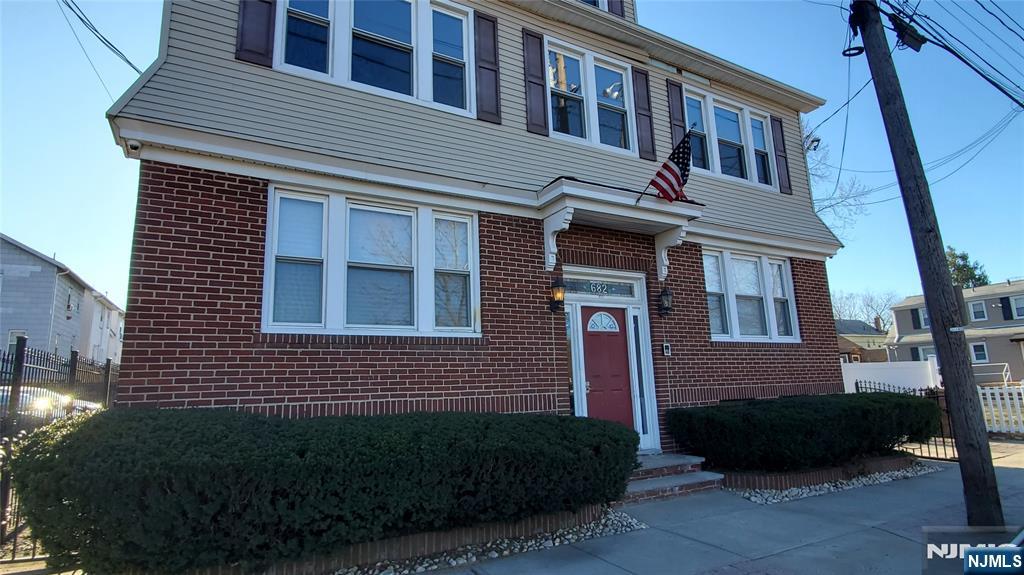 Rental Property at 682 Valley St 1L, Orange, New Jersey - Bedrooms: 2 
Bathrooms: 1 
Rooms: 4  - $1,950 MO.