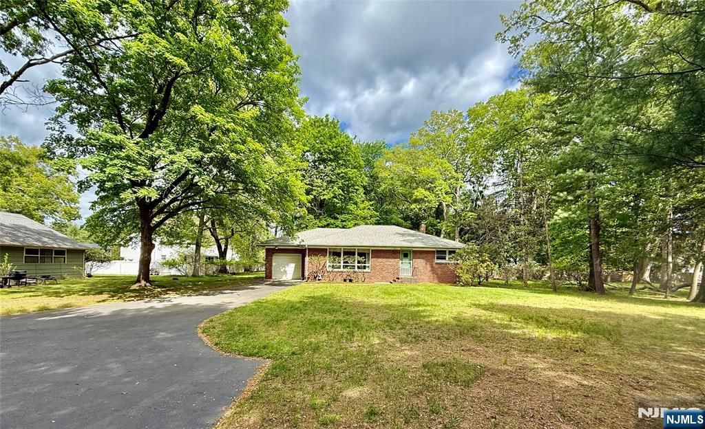 Photo of 1 Winada Place, River Vale, NJ 07675 (MLS # 26017981)