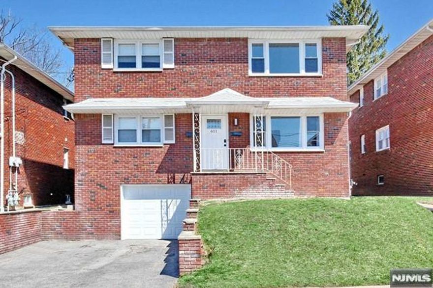 UPDATED AND BRIGHT 3-BEDROOM APARTMENT IN THE HEART OF LYNDHURST. LARGE LIVING ROOM/DINING ROOM WITH A RECENTLY UPDATED EAT-IN KITCHEN. 3 GENEROUS-SIZED BEDROOMS WITH PLENTY OF CLOSET SPACE, A NEWER FULL CERAMIC TILE BATHROOM AND HARDWOOD FLOORS THROUGHOUT. THIS APARTMENT PROVIDES PLENTY OF NATURAL LIGHT, IS VERY SPACIOUS, C/A/C, LAUNDRY IN THE BASEMENT, AND HAS PARKING FOR 1 CAR. THE LANDLORD PROVIDES WASHER/DRYER AND WATER. PARKING FOR 1 CAR AND HOME IS LOCATED CLOSE TO SHOPPING AND TRANSPORTATION.