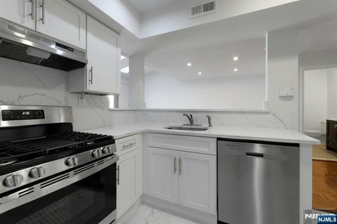 806 Spinnaker Court Secaucus NJ 07094