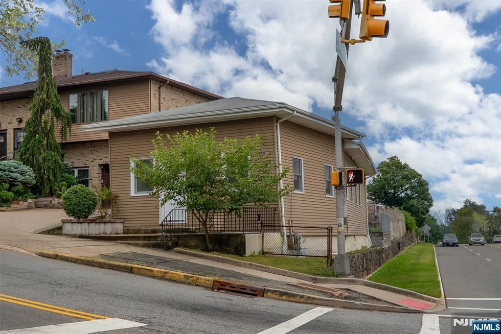 Photo of 418 E Brinkerhoff Avenue, Palisades Park, NJ 07650 (MLS # 25031220)