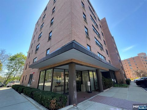 Photo of 2352 Linwood Ave #5H, Fort Lee, NJ 07024 (MLS # 26014046)