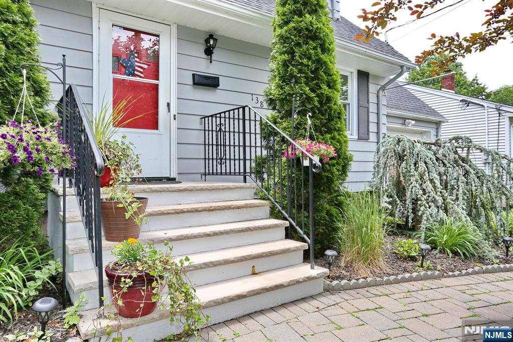 138 Vivyen Street