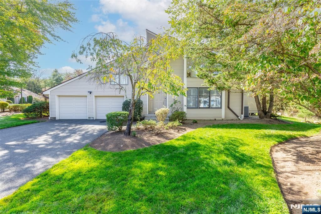 Photo of 1 Bentley Drive, Franklin Lakes, NJ 07417 (MLS # 26010116)